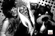 Participants posant dans la cabine MadCityZen pour une photo souvenir imprimée en poster. | © MadCityZen